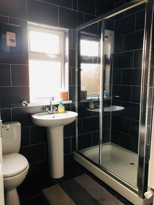 Cosy Two Bed Terraced House 7Min Drive From City Belfast Exterior foto